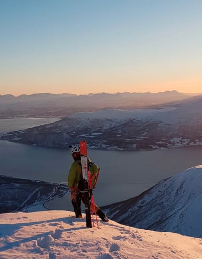 Figur 2Drakten har også en til velplassert glidelås du ser i brukt på toppen av Gjømmertind. Foto: Jørgen Haug Myhr