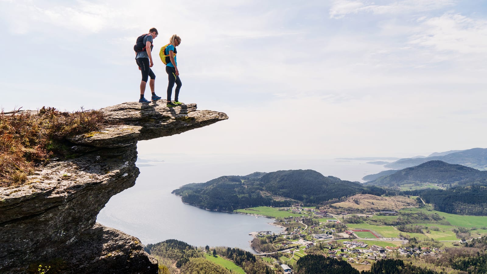 LETT-TJENT: I løpet av en halvtimes løpetur kan du stå på tippen av Himakånå og nyte en fantastisk utsikt med Nedstrandsfjorden og havet like bak. Bilde: Magnus Roaldset Furset