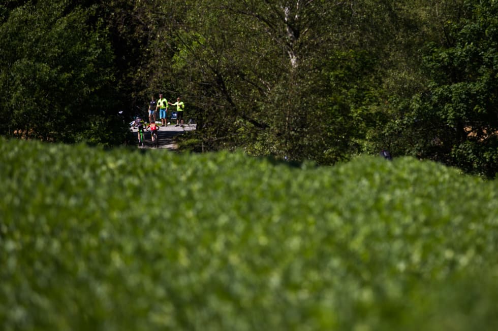 VEIVISERNE: Løypevaktene rettledet de yngste på vei mot mål etter sin runde. (foto: Snorre Veggan) skjebergrittet-0879a