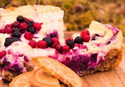 KAKE PÅ PRIMUS: Kake til turen kan like godt lagast ute. Foto: Sigrid Henjum