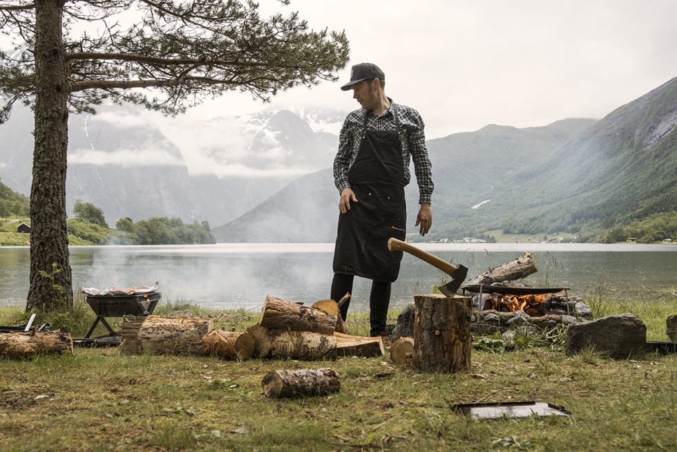 EVENTYRER: Henrik Orre serverer eventyrlig mat i skogen. Han er vår mesterkokk hele helgen. Foto: Patrik Engström.