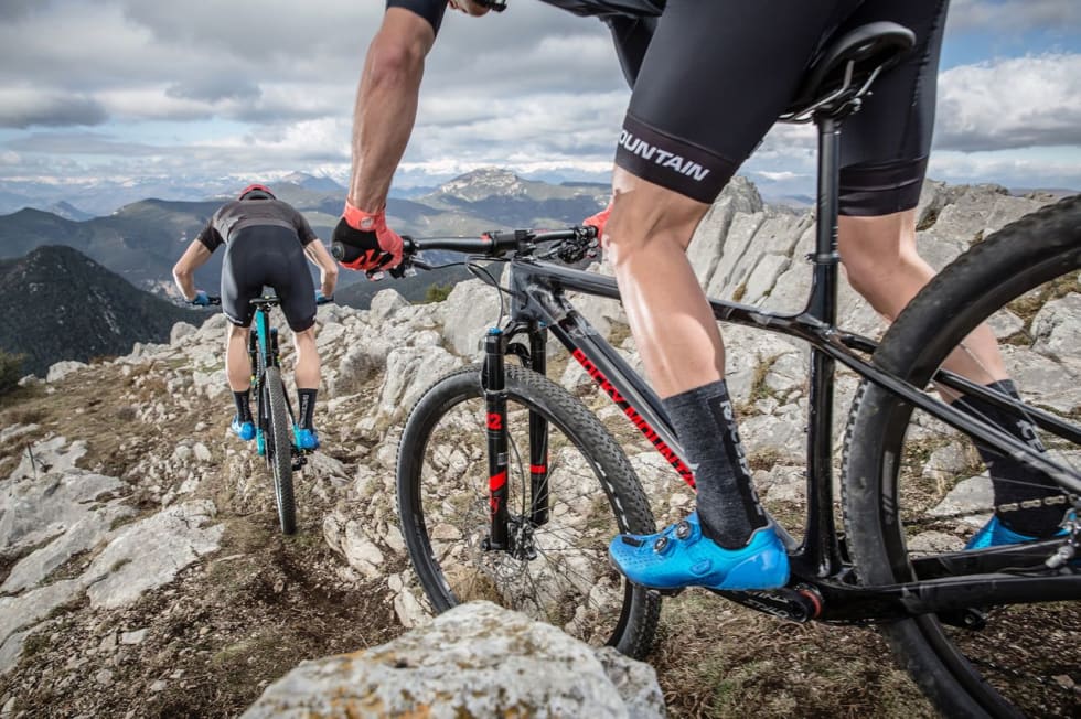 I SPANSKE HØYFJELL: Rocky Mountain valgte seg Katalonia og fjellene over Girona som bakgrunn for pressebildene av nye Vertex. Her i C70-utgave i helsvart. Foto: Dennis Stratmann/Rocky Mountain