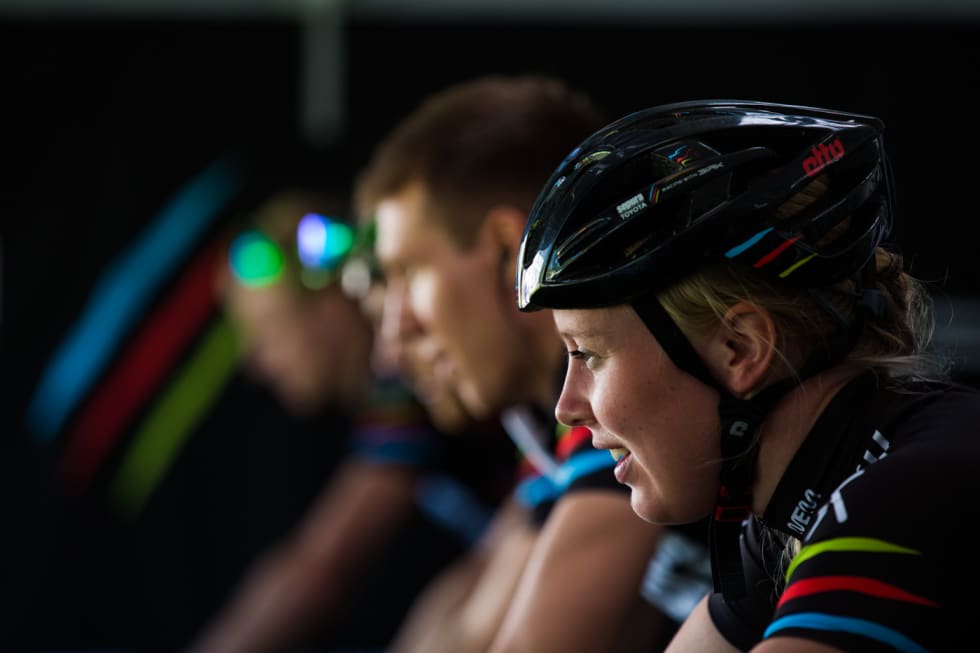 FELLES OPPVARMING: Mens kidsa gjorde opp seg i mellom ute i løypa, var det fellesoppvarming i Sepura-teltet. Her Ingrid Bøe Jacobsen. (foto: Snorre Veggan) skjebergrittet-0988a