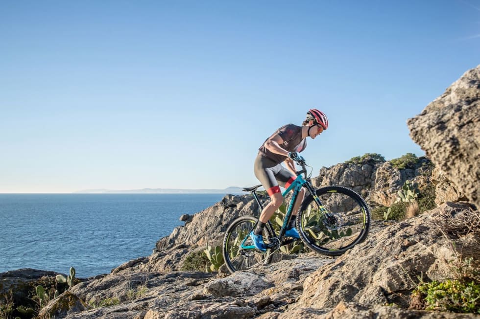 TIL OPPTURENE: Vertex er en ritthalvdemper som skal klatre raskt, men også fungere utfor. Her fra klippene ved Cadaques helt nord i Katalonia. Foto: Dennis Stratmann/Rocky Mountain