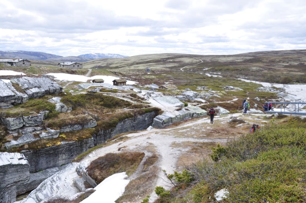 MED SEKK: Rondane kan krysses både på langs og på tvers, eller du kan ta en dagstur fra en av de flotte hyttene. Foto: Sandra L. Wangberg
