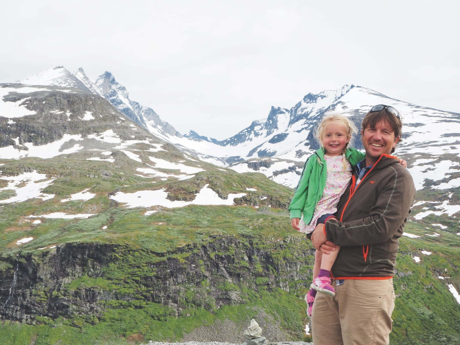 TO GODE VENNER: Ylva (5) med pappa til fjells,. – Hun liker det. Hun liker også å leke prinsesse, forteller Jostein.