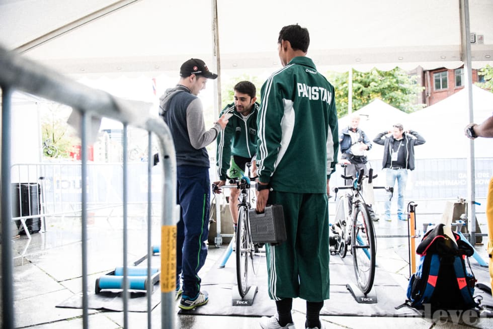 DET STORE MÅLET: Awais Khan er pakistansk tempomester, og mens han varmer opp må Arsalan Anjum Muhammad være mekaniker.