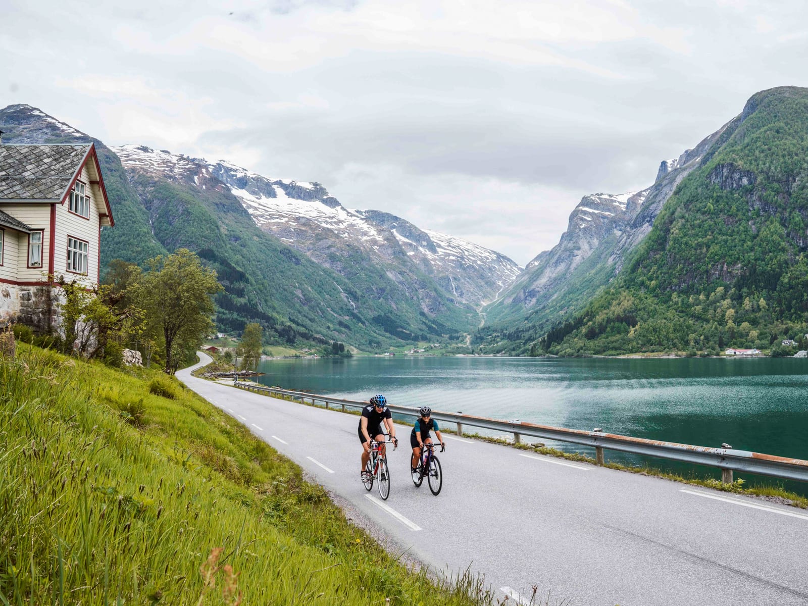 FJORDNÆRT: Naturen kommer tett på, og om du reiser litt utenom turistsesongen er det relativt lite trafikk. Bilde: Magnus Roaldset Furset