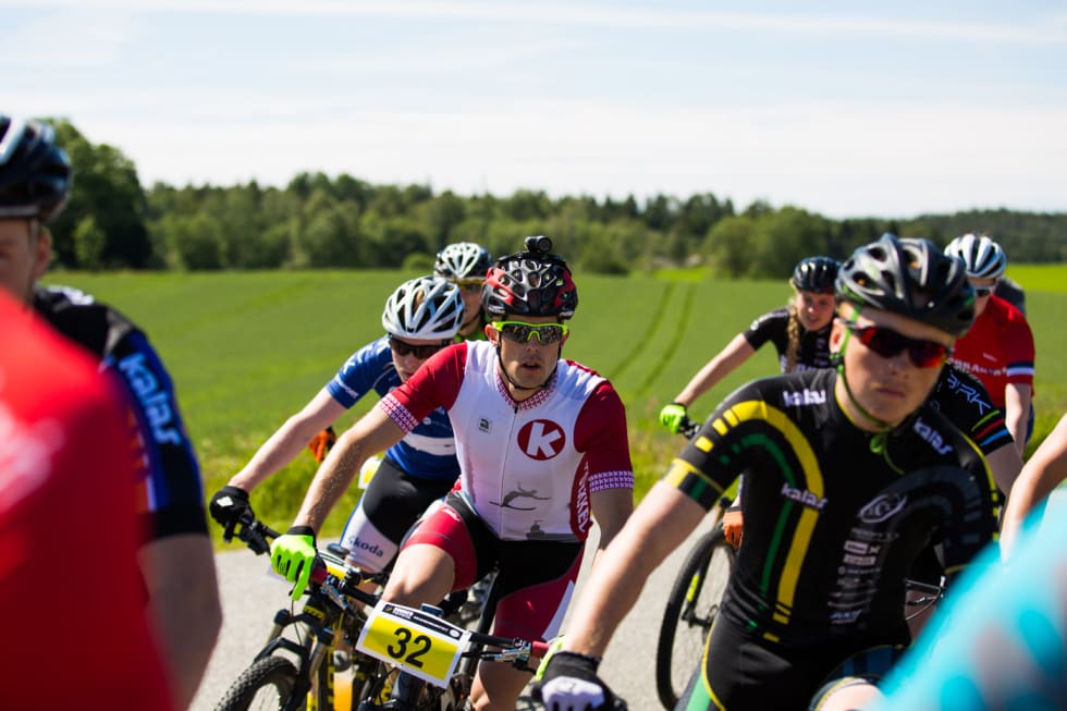MASTERSTART: Fellesstarten gikk med master noen hundre meter før feltet ble sluppet løs. Jostein Grådahl Næss fant seg en plass midt i feltet. (foto: Snorre Veggan) skjebergrittet-1134a