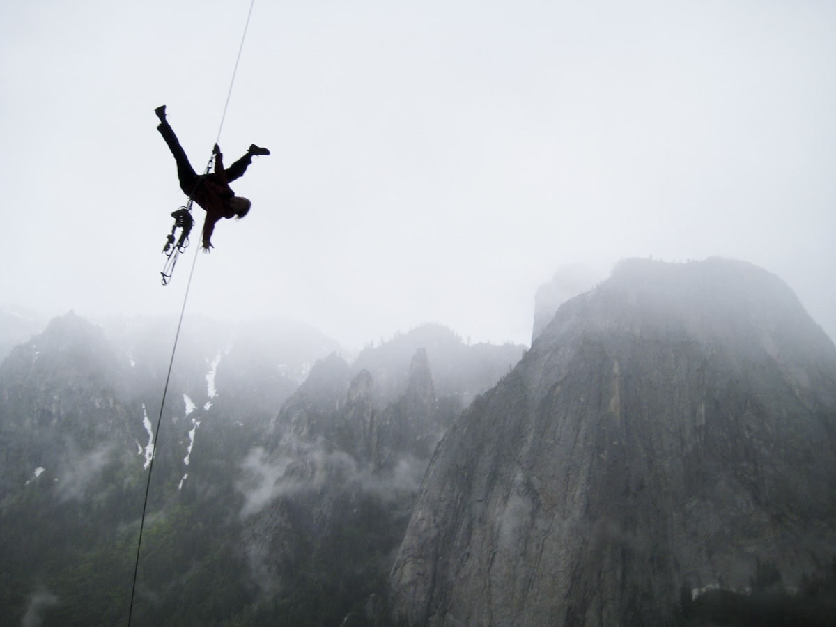 SMAL SAK: Livet vårt hang bokstavelig talt i en tynn tråd. Her øver vi på å stole på tauet i The Alcove Swing ved foten av El Capitan. Foto: Frøydis Aakenes