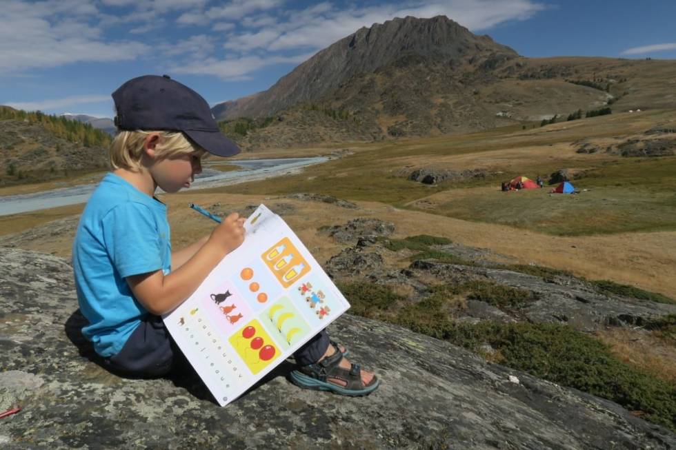 UTE-TIME: Det går an å ta med leksene også, så klart. Her er Tristan Cuypers i full konsentrasjon et sted i Altaifjellene i Mongolia. Foto: Jochem Cuypers