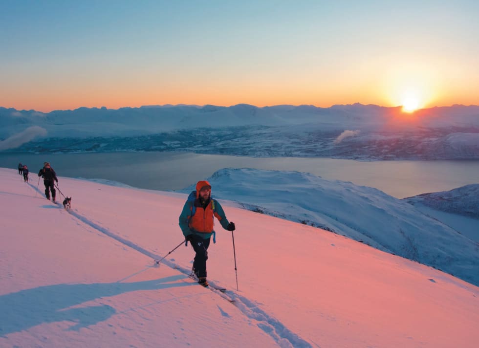 Hans Andersen, Lene Fisker, Torunn Bugjerde og Linda Cecilia Haaland på vei mot Nordfjellet på en tidlig vinterdag. Foto: Eimund Bakke. / Toppturer i Troms.
