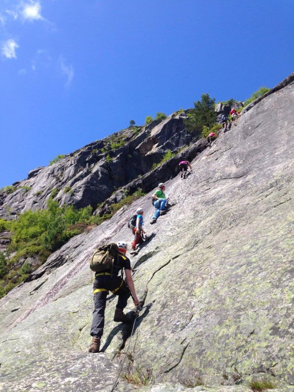 ØSTVEGGEN: Midt i Setesdal finner du Straumsfjellet, og guider som gjerne hjelper deg til topps. Foto: Helle camping