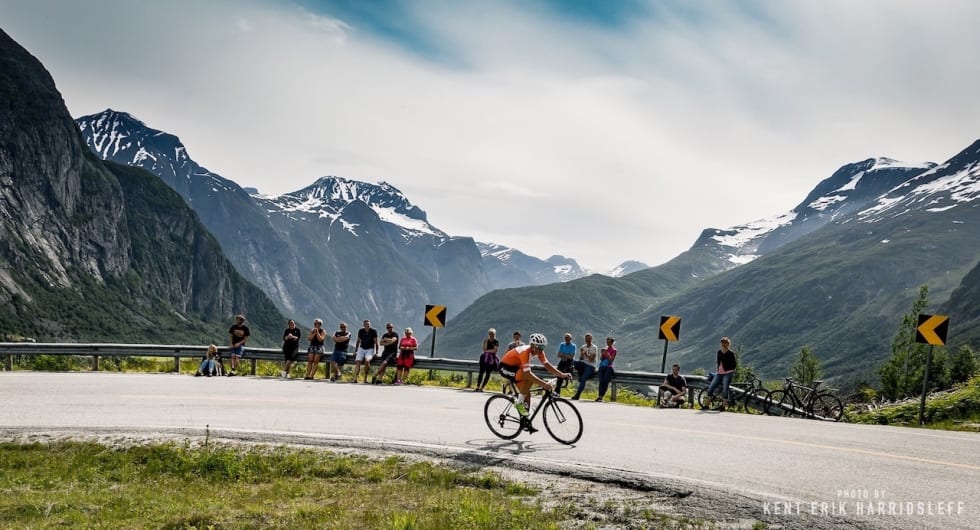 MAJESTETSK: Å sykle opp Visdalsheia under Eresfjord Classic byr på et vakkert skue ut mot Eiksdalen. Foto: Kent Erik Harridsleff.