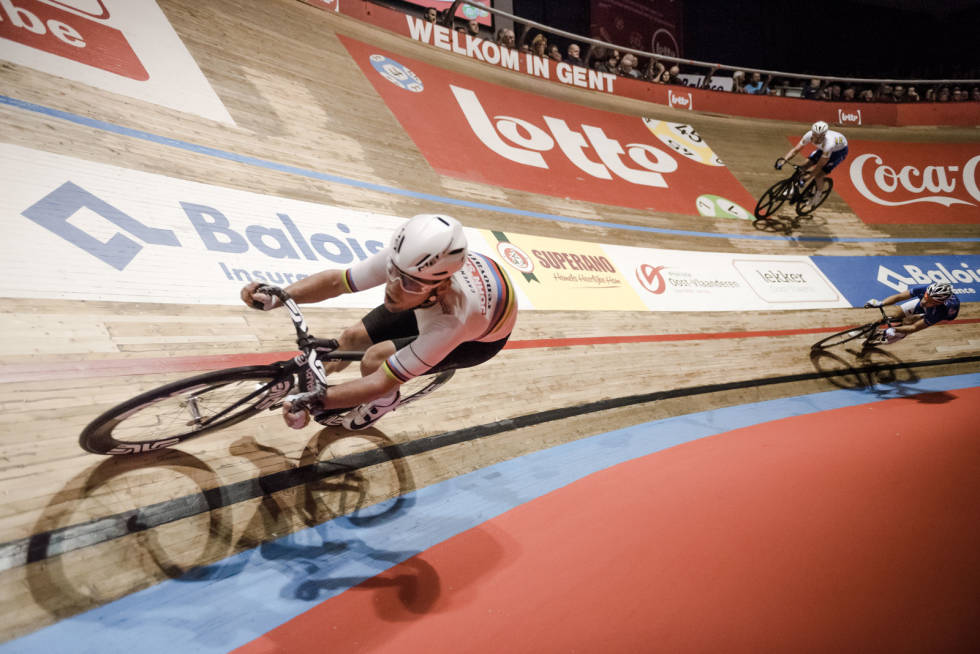 PÅ KANTEN: Mark Cavendish mellom svart og rød linje - området kjent som «Sprinters lane». Foto: Henrik Alpers. 12_stupbratt-kopi