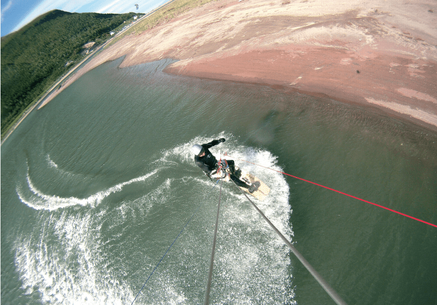 TROMS: Langt fra kaldt, men med strålende kiteforhold i flotte omgivelser i Norges nest nordligste fylke. Foto: Bjørn Stien