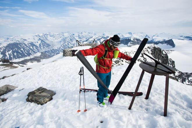 LETT GJENKJENNELIG: Erlend Sande gleder seg til å spise Snickers mens han skreller av skifeller på toppen av Norges høyeste fjell.