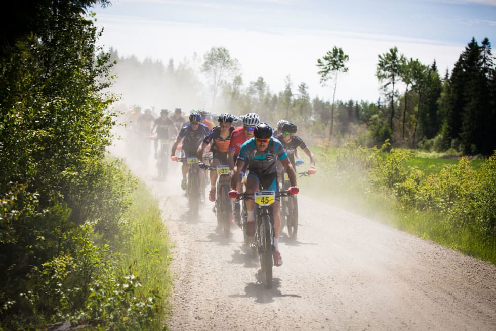 STOR FART: Det gikk raskt innover på grusen. Sebastian Fini trekker på elitetoget. (foto: Snorre Veggan) skjebergrittet-1284a