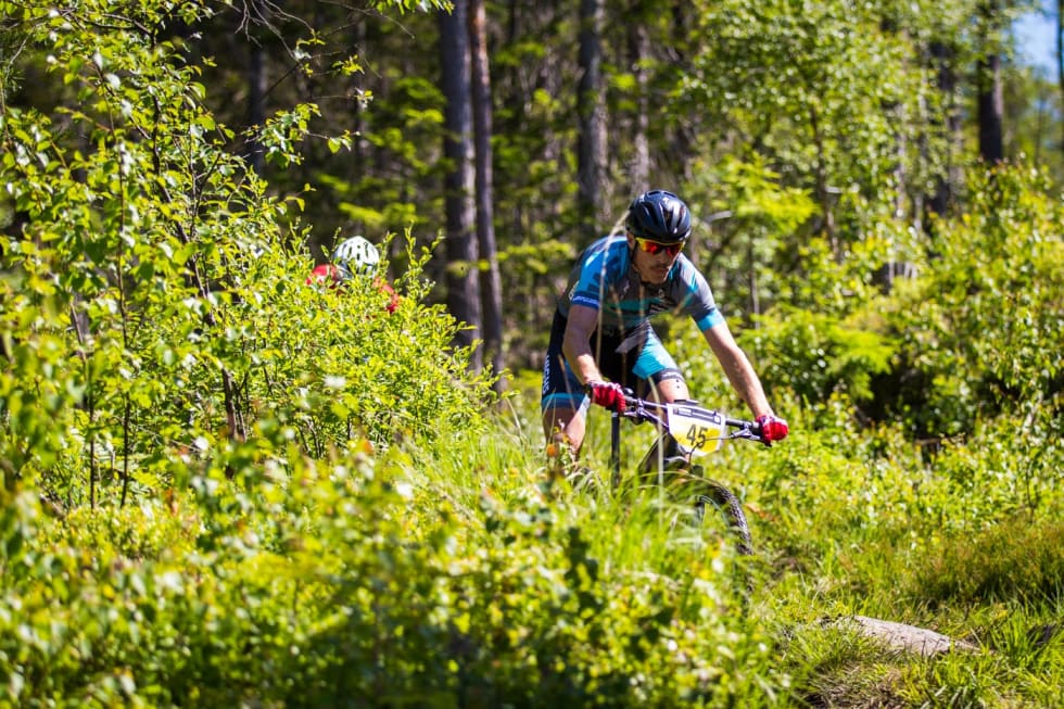 DANSK I TET: Ute på stiene fikk Sebastian Fini og Ola Kjøren raskt en luke til resten av feltet. (foto: Snorre Veggan) skjebergrittet-1308a