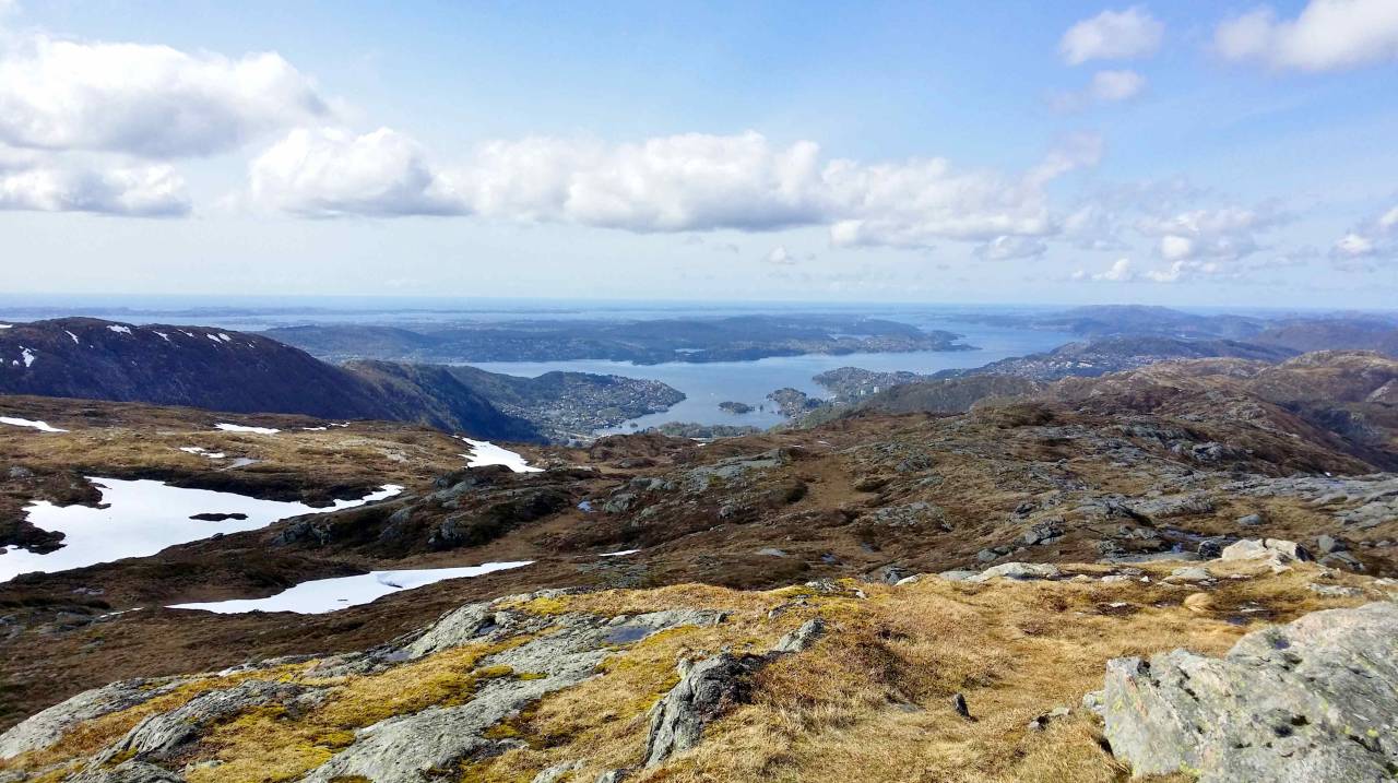Det var fortsatt snø i fjellet da turen gikk over Gråbeinsryggen i mai