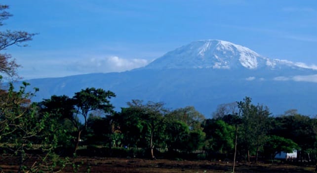 Målet i det fjerne. Kilimanjaro sett fra hotellrommet i Moshi.