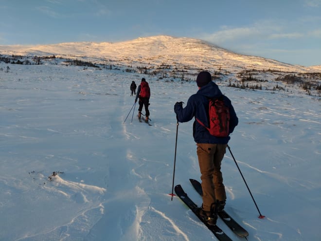 MANNFJELLET: Fjellet i Meråker er et populært toppturmål for trøndere. Her er gjengen på vei opp. Foto: Martin Dahl Wanderås