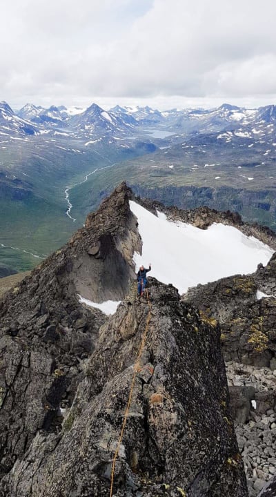 HELT FRI: Marit Rolvsjord hilser fra Søre Nål på Knutseggen i Jotunheimen. Foto: @maritrolvsjord