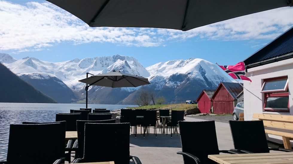 FLYTTET FRA STORBYEN: I Urke ved sjøkanten ved Hjørundfjorden i Ørsta kommune, har brødrene Tore og Andreas Lindbæk startet et vertshus i storslåtte omgivelser. FOTO: Pål Magnus Tømmervold