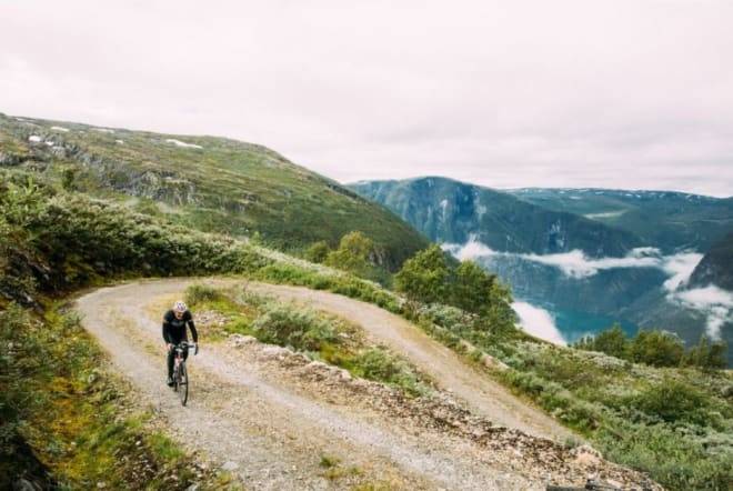 LANGT OPPE: En frakjørt rytter på vei opp bakken, en høstdag i 2017. Foto: Magnus Roalset Furset. 13-35-09-crop660