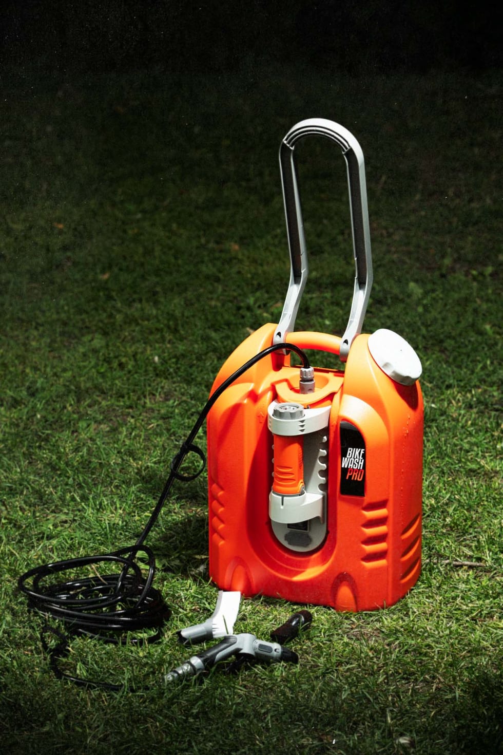 TIL FLERBRUK: Navnet til tross Bikewash Pro byr på funksjoner utover det å vaske sykkelen. Stor vanntank gjør sykkelen ren, men både spyler og tilbehør er av lavere kvalitet enn Bosch