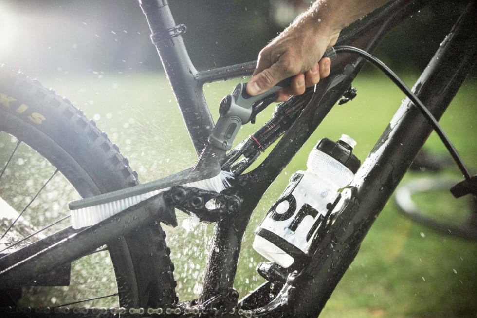 SMAL: Børsten til Bikewash pro er smal og stiv og sitter dårlig på spylepistolen. Bruk en oppvaskbørste fra Jordan i stedet.
