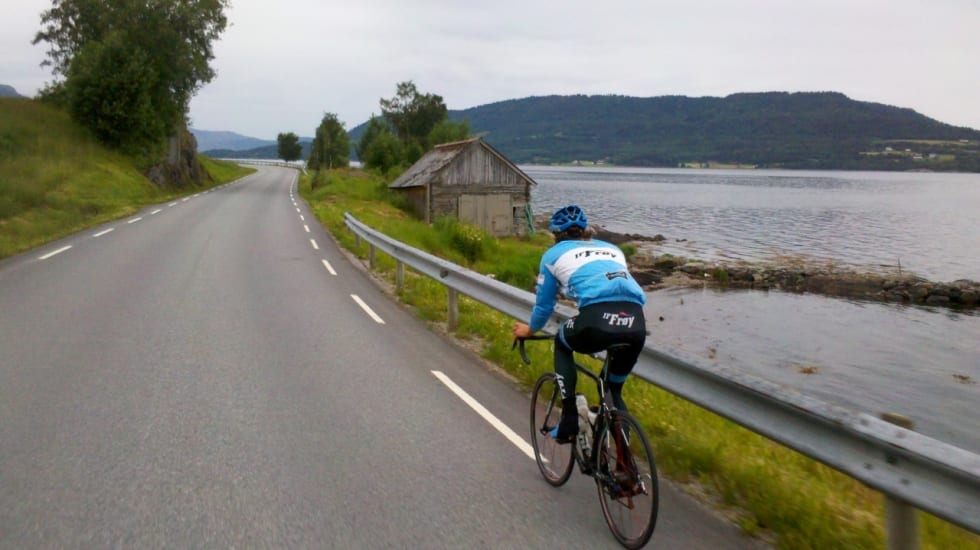 FISKERI: Det er en rekke naust, fiskevær og småbygder langs med Sunndalsfjorden. Dette er Oddbjørn Klomsten Andersen. Foto: Jonas Orset