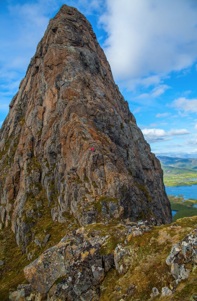 GULL-REKA:Formen på Reka kan både minne om en pyramide og en obelisk. Enkleste vei til topps innebærer fire taulengder i grad 3 og 4.