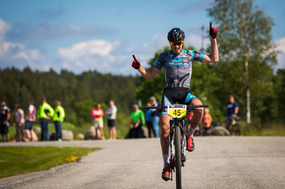 VINNER: Sebastian Fini rykket fra Ola Kjøren på den siste runden og ødela et spennende spurtoppgjør. (foto: Snorre Veggan) skjebergrittet-2205a