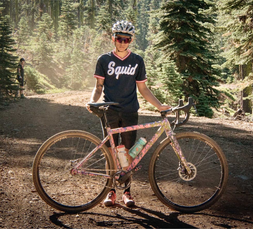 ULTRAHIPSTERE: På Grinduro går et tolv av dem på dusinet. Chris Namba, lakkerer i Squid Bikes, sykler utelukkende singelspeed og egensveiset aluminiumsramme. Han kjørte fra oss begge opp rittets hardeste og bratteste klatring.