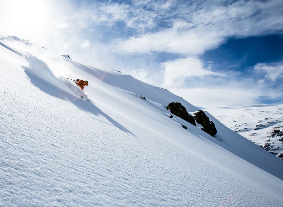 SKIFJELL TIL FOLKET: Initiativtaker Stian Hagen på vei ned mot Glitterheim, der det i påsken var 50 stykker på en dag som skulle videre på Høgruta. Foto: Christian Nerdrum