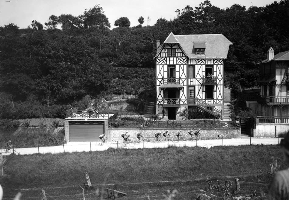 FØRSTE BAKKE: Det finnes villaer, og så finnes det villaer i bindingsverk, med dobbelgarasje. Vi er i 1924. Urokråka Henri Péllisier leder en gruppe ved Flixecourt. Foto: Presse Sports