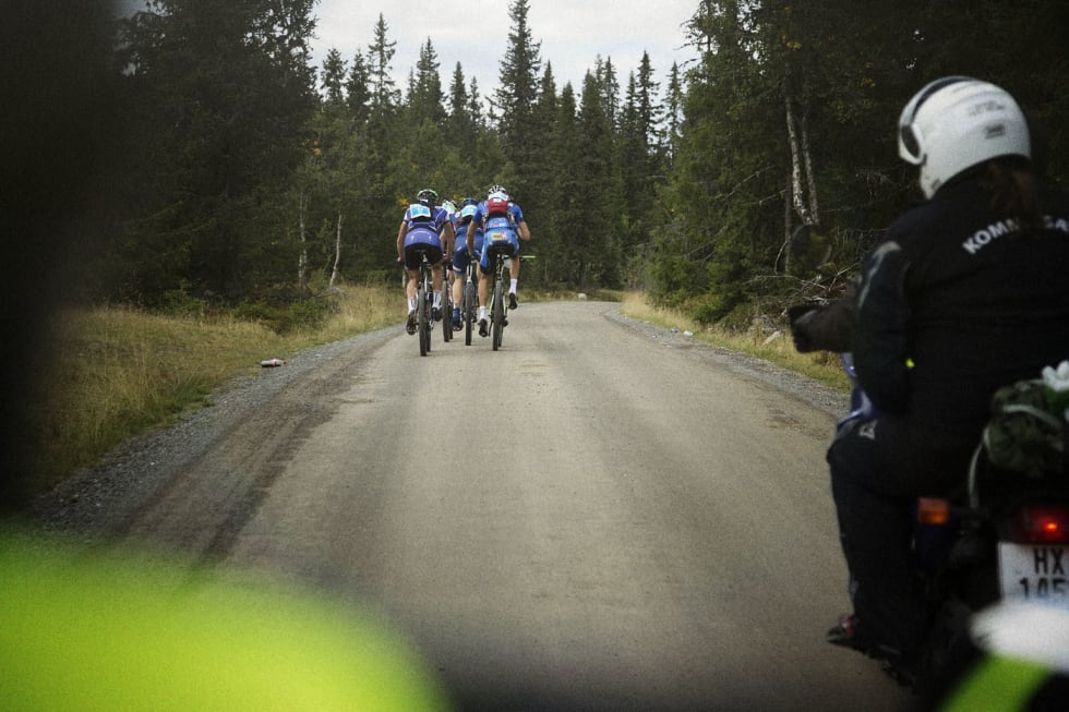 EN ANNEN LIGA: De raskeste rytterne i landet bruker ned mot to og en halv time fra Rena til Lillehammer. Mens for andre handler det mer om å bare komme fram. (foto: Kristoffer H. Kippernes) _IPP6735