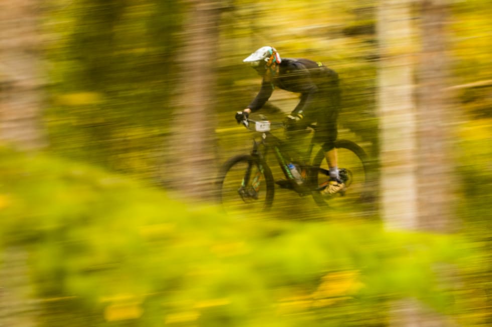 Espen Strandbråten i full fart. Espen Strandbråten Ringerike Enduro 2018 - Per-Eivind Syvertsen
