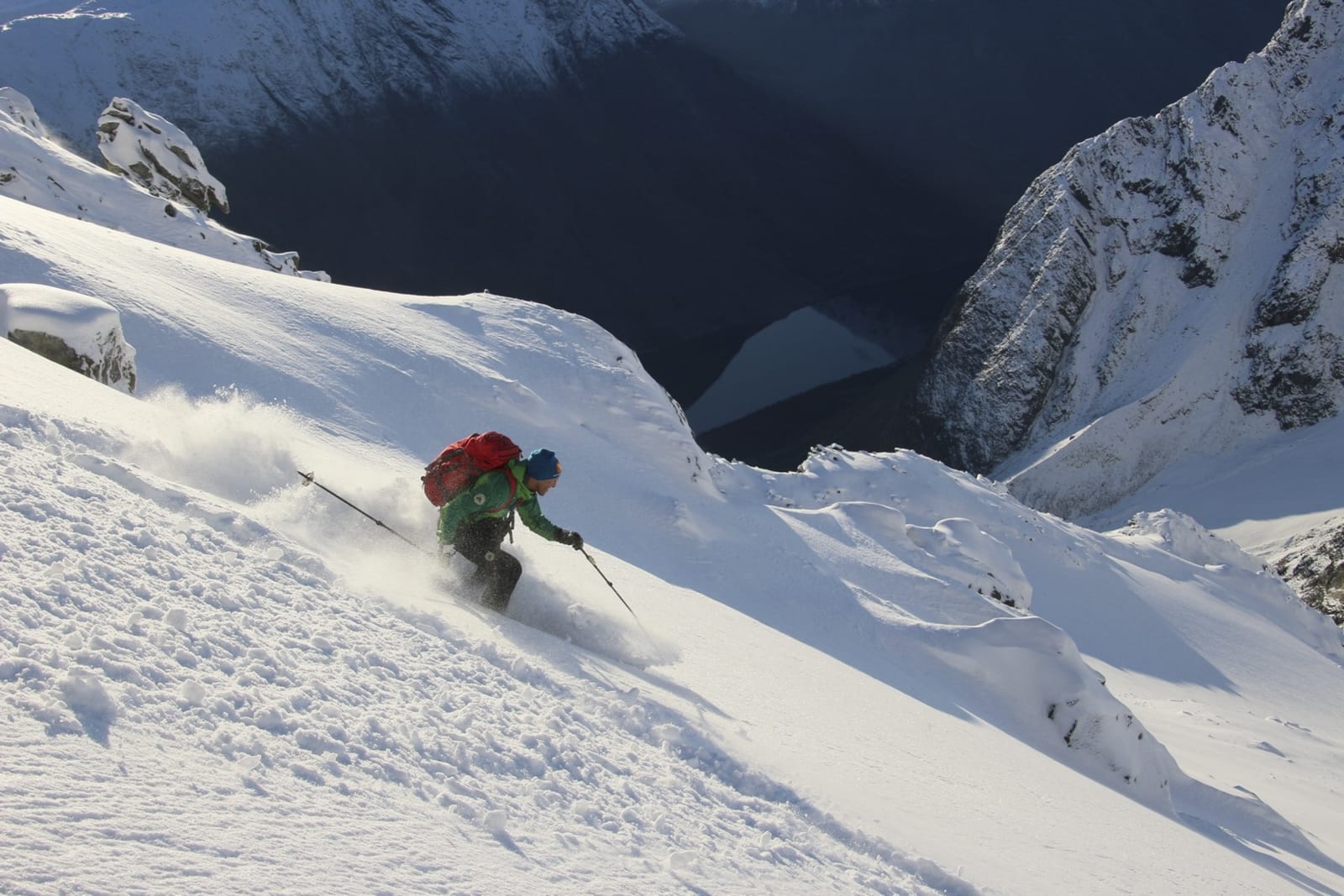 GLEDE: Espen leker seg ned fjellsidene på Store Kjostinden. Foto: Svein Mortensen