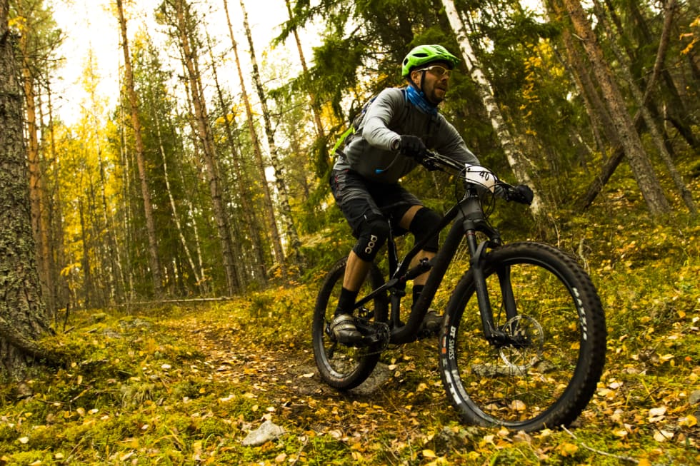 Henning Andraa i magisk høstlys. Henning Andraa Ringerike Enduro 2018 - Per-Eivind Syvertsen