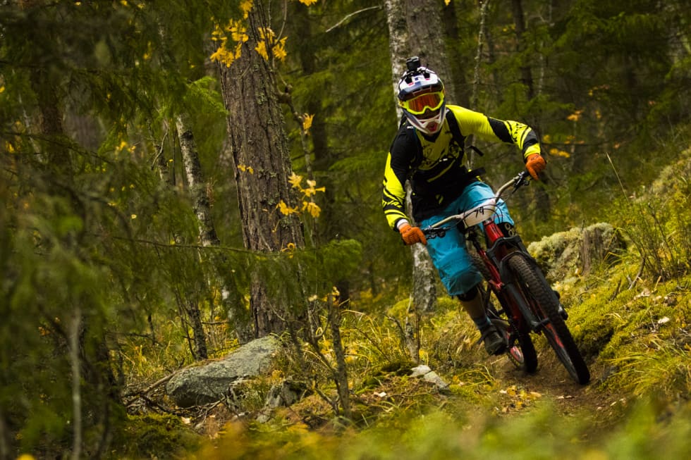 Remi Bjerknes var en av skogens mange fargeklatter. Remi Bjerknes Ringerike Enduro 2018 - Per-Eivind Syvertsen