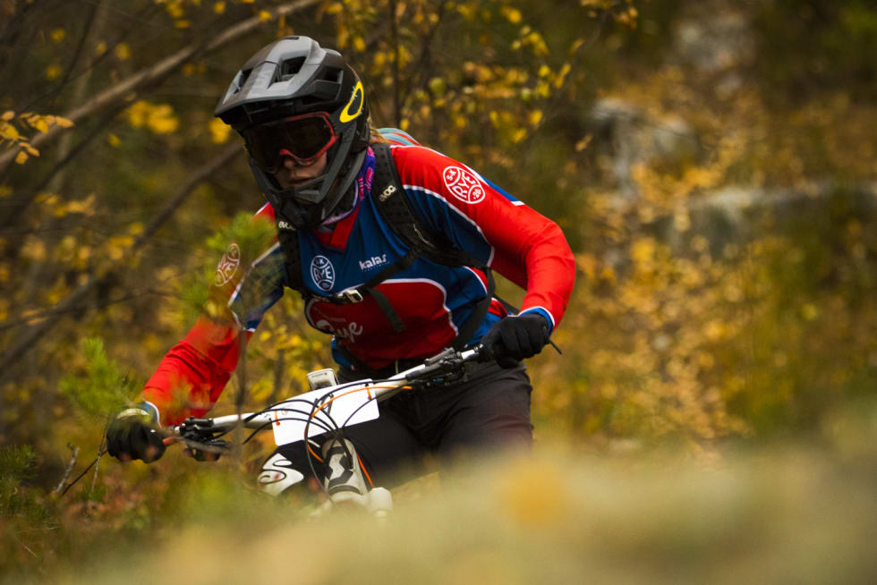 Juniortalentet Anna Littorin Sandbu på vei mot sjetteplass i et uvanlig dypt og sterkt damefelt. Anna Littorin Sandbu Ringerike Enduro 2018 - Per-Eivind Syvertsen