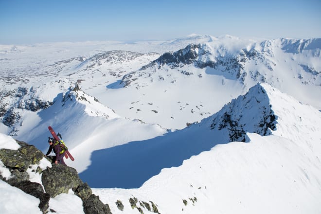 NESTEN PÅ TOPPEN: Den siste biten fra Sylryggen og opp på Storsylen er en bratt hammer som må klatres. Vanskelig er det ikke, men på Roberts høyre side er det 300 meter rett ned. Foto: Tore Meirik