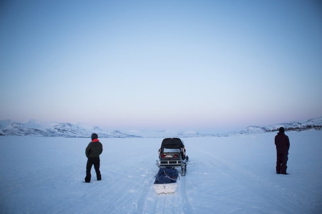 NØDVENDIG PAUSE: Det er helt ok å ta en pause i skuterturen når utsikten fra do er som dette. Lars Østby Nilsen (til venstre) har vunnet NM i snøskutercross tre ganger. I dag lever han blant annet av å skysse turister inn til Sylmassivet, Og folk som Robert Aaring. Foto: Tore Meirik