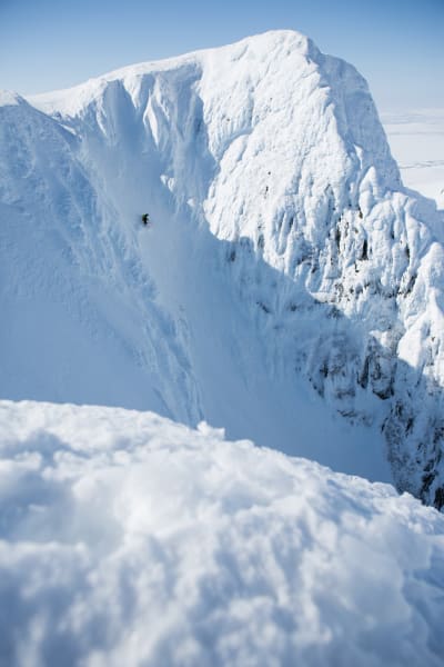 HARDT: Nordsiden på Storsola er full av tøffe skilinjer, som denne renna fra toppen. Dessverre var snøen knallhard øverst og ble til klink is lenger ned. Da måtte Robert snu og gå opp igjen. Foto: Tore Meirik