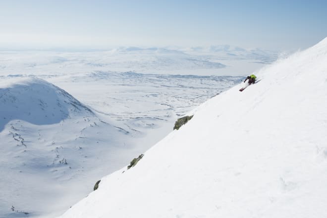 MED NORGE I SIKTE: Den vestvendte nedkjøringen på den norske siden av Storsylen er lang, jevn og deilig. Særlig i myk vårsløsj. Robert Pallin Aaring setter en fin ettermiddagssving på den høyeste fjellet i svenskenes favoritt-toppturområde. Foto: Tore Meirik