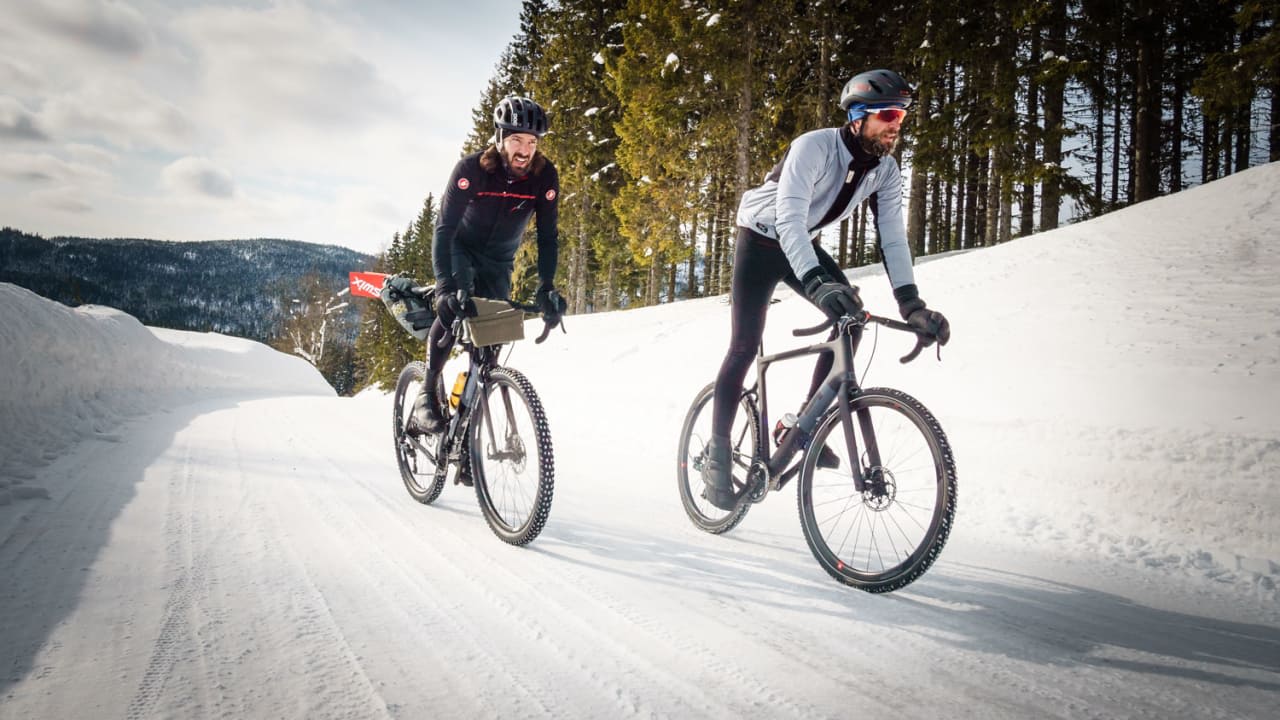 LANGE BEN: Vinterbukser er faktisk forbudt i proffritt (helt sant!) men heldigvis lovlig til norske vinterturer. Foto: Paul Errington.