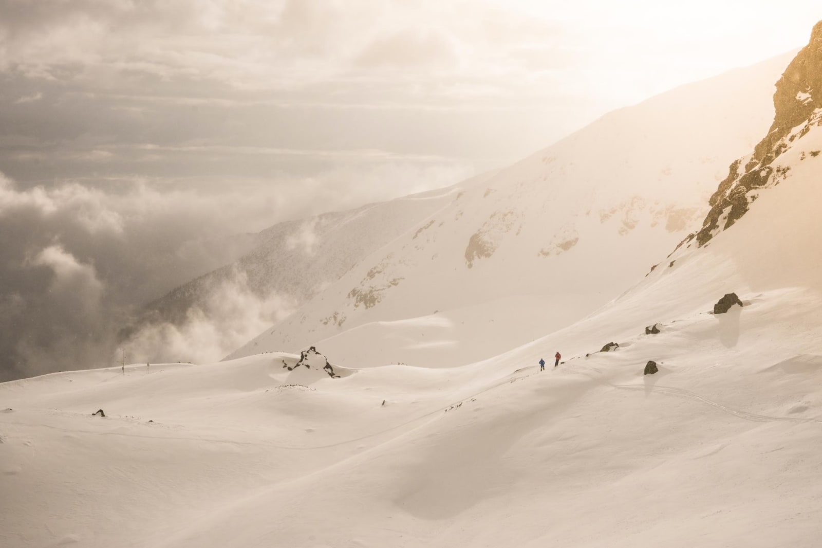 INGEN HEIS FOR OSS: Vi ble nektet avgang til gondolen med ski, så da måtte vi ta den harde veien opp til Lomnický štít, et av de høyeste fjellene i Slovakia.