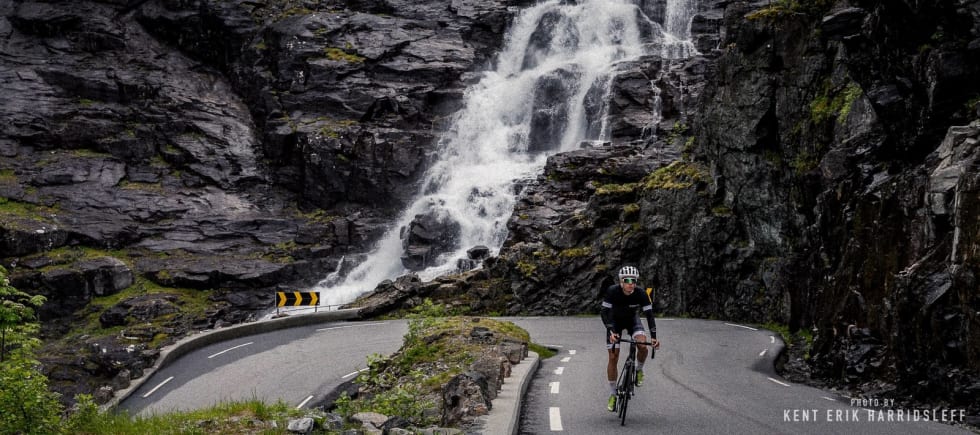 RØFFE TROLLSTIGEN: Det er både vakkert og skremmende å sykle i Trollheimen. Foto: Kent Erik Harridsleff, Jonas Orset
